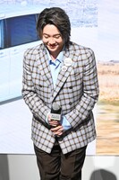 「ストリーミング総再生回数が73億回再生」と紹介されて、ありがたがる大森元貴（Vo, G）。