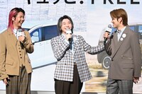 司会者に「チームワークが抜群」だと褒められ、思わず笑ってしまうMrs. GREEN APPLE。