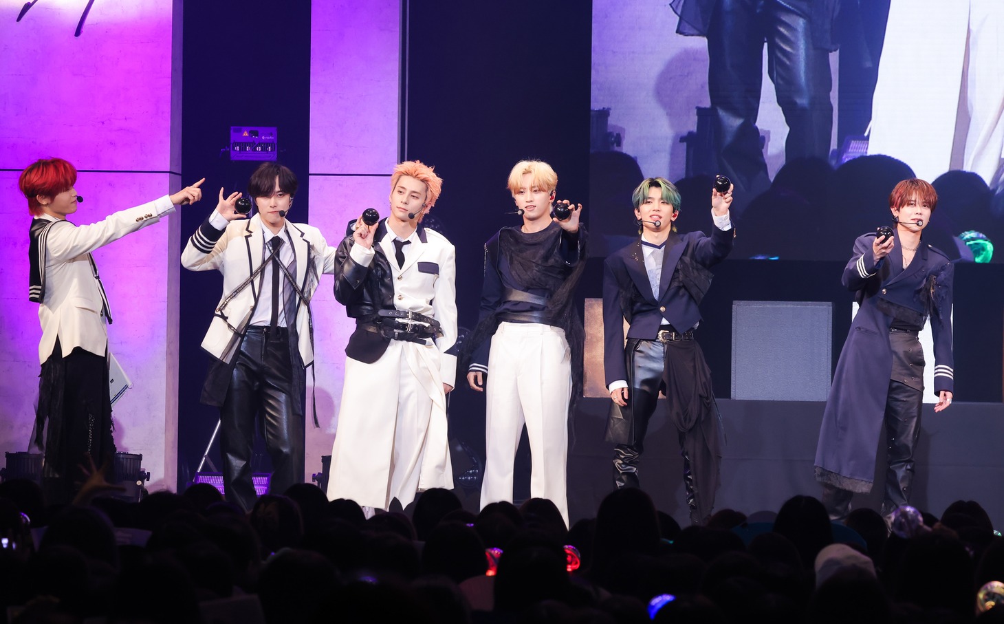 「INI 6TH SINGLE ”THE FRAME” PREMIUM SHOW CASE」の様子。(c)LAPONE Entertainment