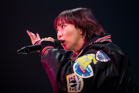 「でかどんでん」を歌う安本彩花。