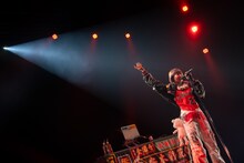 「カレーライス」を歌う安本彩花。