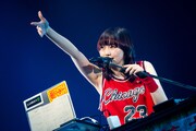 DJ卓に向かう安本彩花。