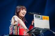 DJプレイ中の安本彩花。