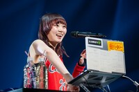 DJプレイ中の安本彩花。