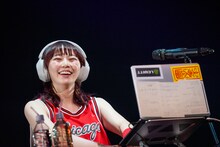 DJプレイ中の安本彩花。