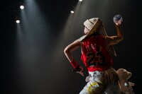 2階席に向かって投球する安本彩花。