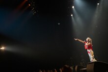 チェキ入りカプセルを投球する安本彩花。