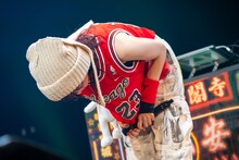 終演時、ファミリーに挨拶する安本彩花。