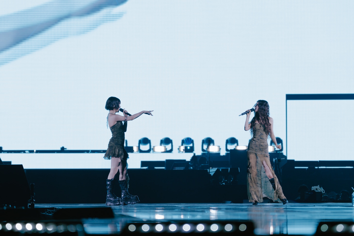 人気画像9位は「NewJeans、5人で迎えた初東京ドーム公演で9万1200人のBunniesと対面」より、HANNI & DANIELLEのユニットステージの様子。(c) 2024 ADOR. All Rights