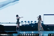 人気画像9位は「NewJeans、5人で迎えた初東京ドーム公演で9万1200人のBunniesと対面」より、HANNI & DANIELLEのユニットステージの様子。(c) 2024 ADOR. All Rights