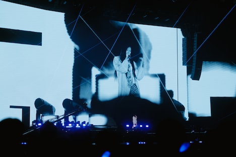 HYEINのソロステージの様子。(c) 2024 ADOR. All Rights