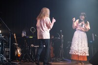 バンマス西脇辰弥を呼び込む中島愛。