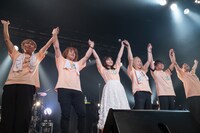 バンドメンバーとともに挨拶する中島愛。