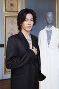 MIKIMOTO（ミキモト）のハイジュエリーをまとった神宮寺勇太（Number_i）。