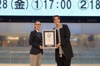 ギネス世界記録の認定員と海蔵亮太。（撮影：おおつかときや）