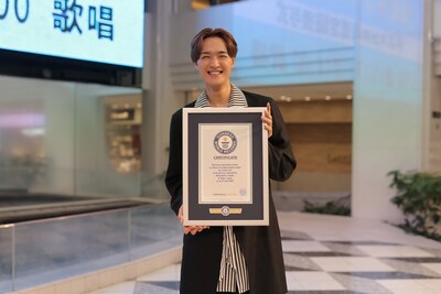 ギネス世界記録公式認定証を持つ海蔵亮太。（撮影：おおつかときや）