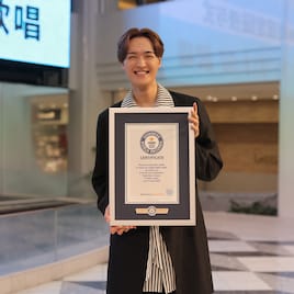 海蔵亮太がギネス記録達成、1年前から楽曲を毎週配信し続けた結果