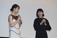 左から古川琴音、西田尚美。