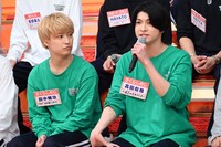 意気込みを語るさくらしめじの高田彪我（右）と、ずっと高田を凝視していた田中雅功（左）。