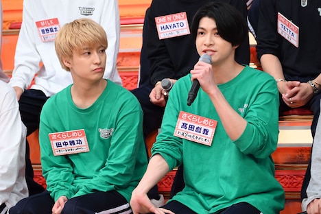 意気込みを語るさくらしめじの高田彪我(右)と、ずっと高田を凝視していた田中雅功(左)。
