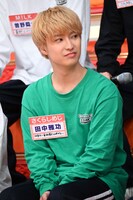 高田彪我のことを見る田中雅功（さくらしめじ）。