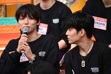 意気込みを語るONE N' ONLYのHAYATO（左）と、ずっとHAYATOを凝視していたTETTA（右）。