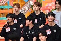 HAYATO（下段左）を見続けるTETTA（下段中央）の行動に笑ってしまうNAOYA（下段右）。