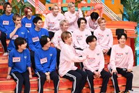 リョウガ（下段右から2番目）を「超特急のリーサルウェポン」と紹介するカイ（下段中央）。