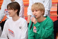 目を見開き「大喜利やりたいです」と訴える田中雅功（さくらしめじ / 右）。