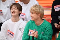 笑う山中柔太朗（M!LK）と田中雅功（さくらしめじ）。