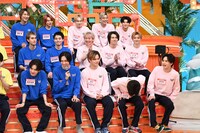 挨拶を終え、深く頭を下げるリョウガ（下段右から2番目 / 超特急）。