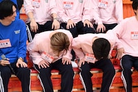 深く頭を下げる超特急のカイとリョウガ。