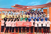 ハートのポーズを求められたEBiDANメンバー。