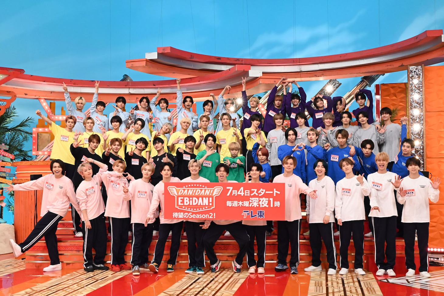 思い思いのポーズを取るEBiDANメンバー。