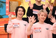 手を振っていると見せかけて“やでポーズ”を振るタカシ（左 / 超特急）。