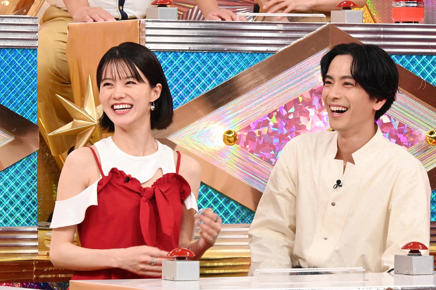 左から志田彩良、黒羽麻璃央。 (c)日本テレビ