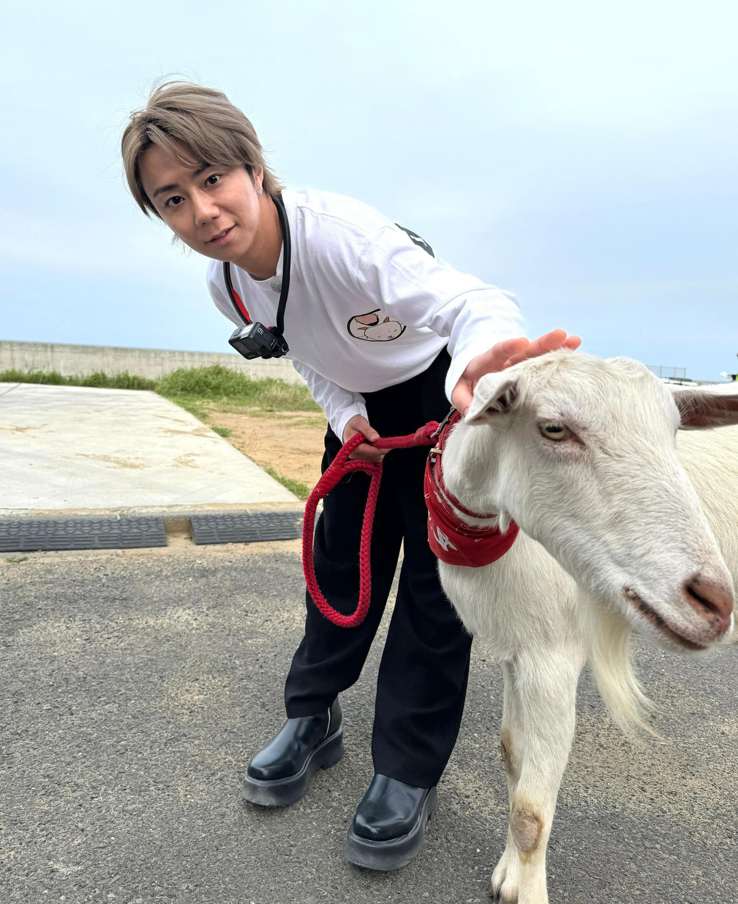 ヤギのポポと触れ合う北山宏光。(c)テレビ東京
