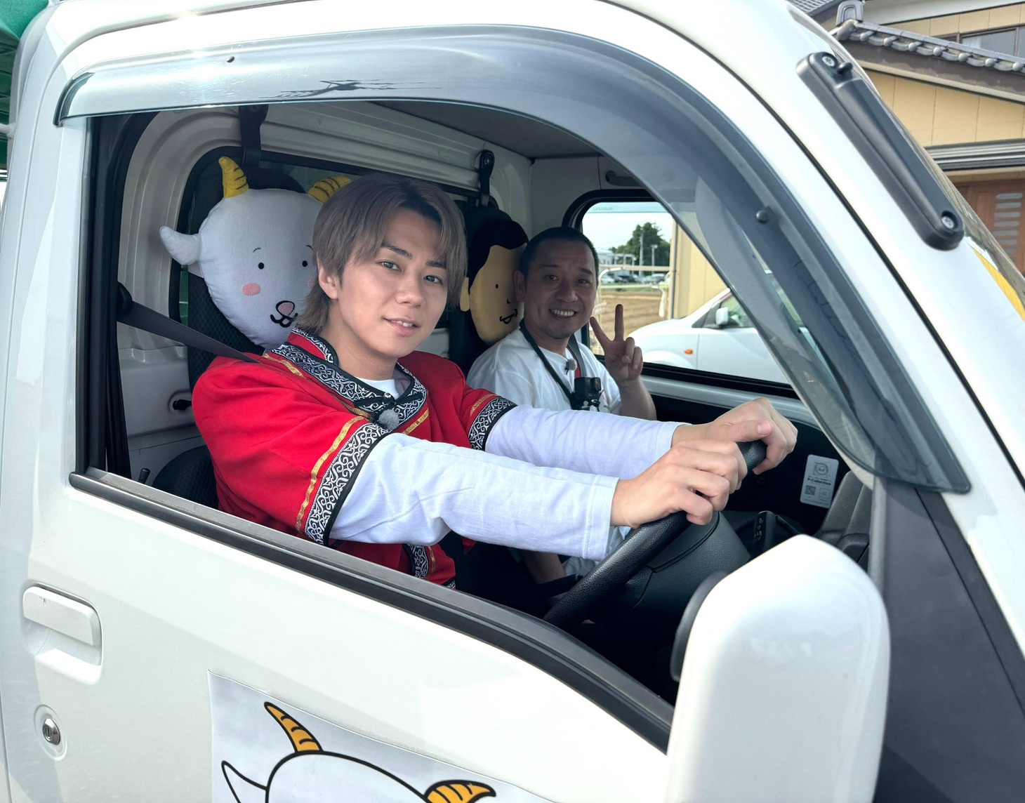 軽トラを運転する北山宏光と大悟（千鳥）。(c)テレビ東京