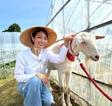 相武紗季とヤギのポポ。(c)テレビ東京