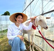 相武紗季とヤギのポポ。(c)テレビ東京