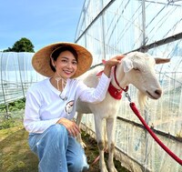 相武紗季とヤギのポポ。(c)テレビ東京