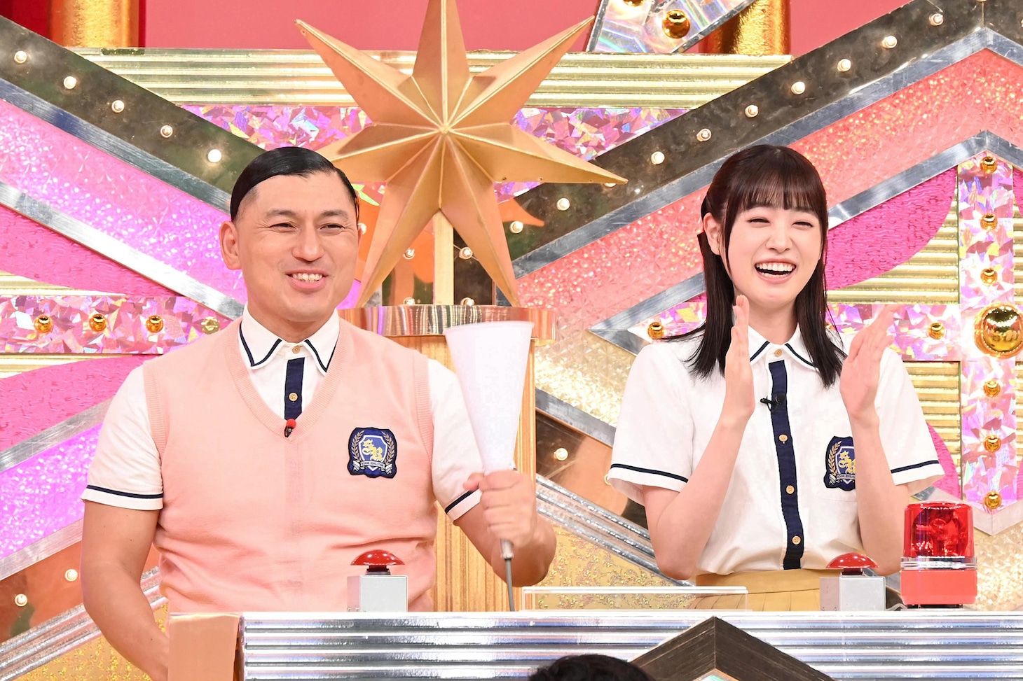 左から春日俊彰（オードリー）、高橋ひかる。 (c)日本テレビ