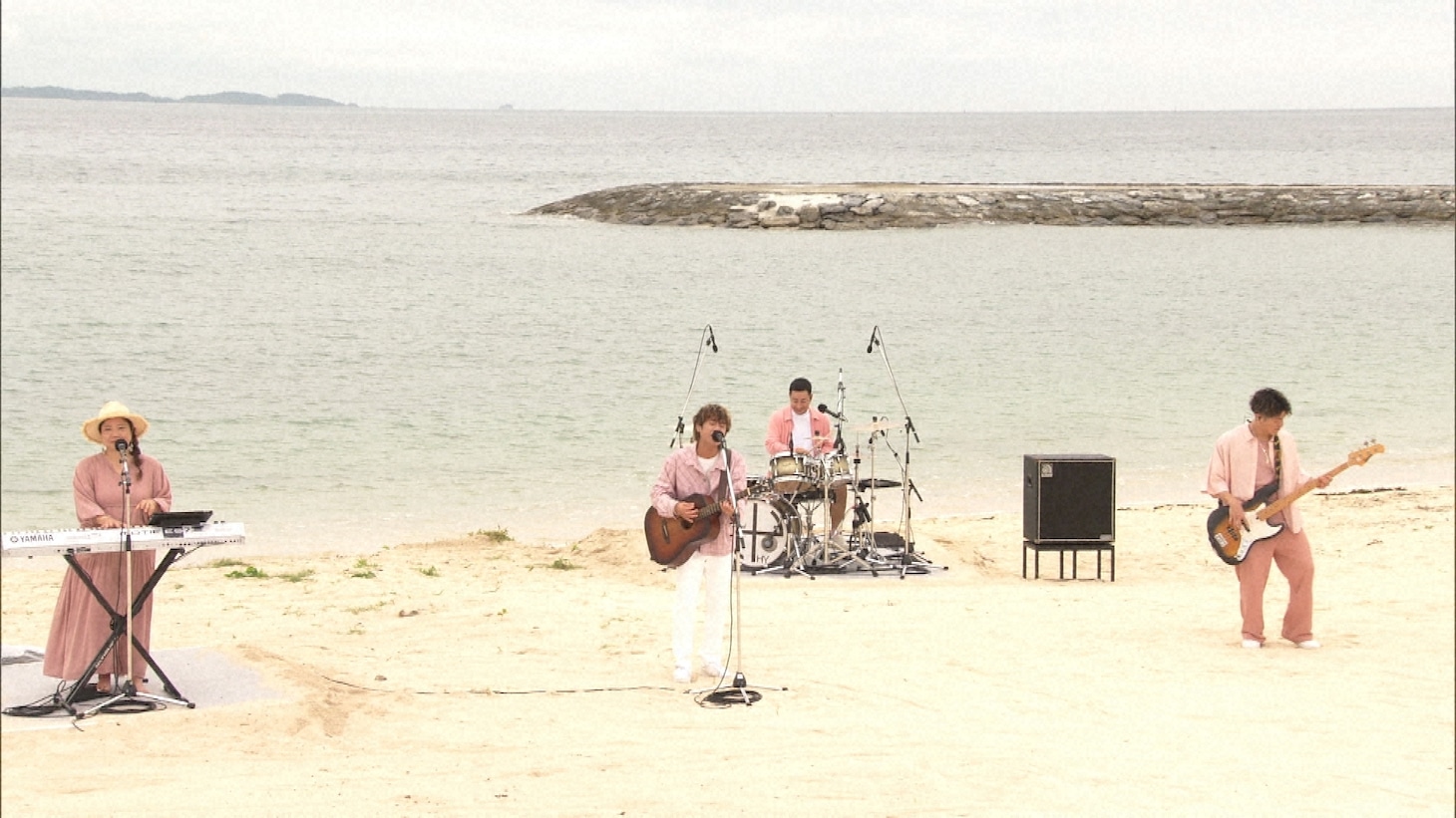 沖縄の海をバックに演奏するHY。（写真提供：NHK）
