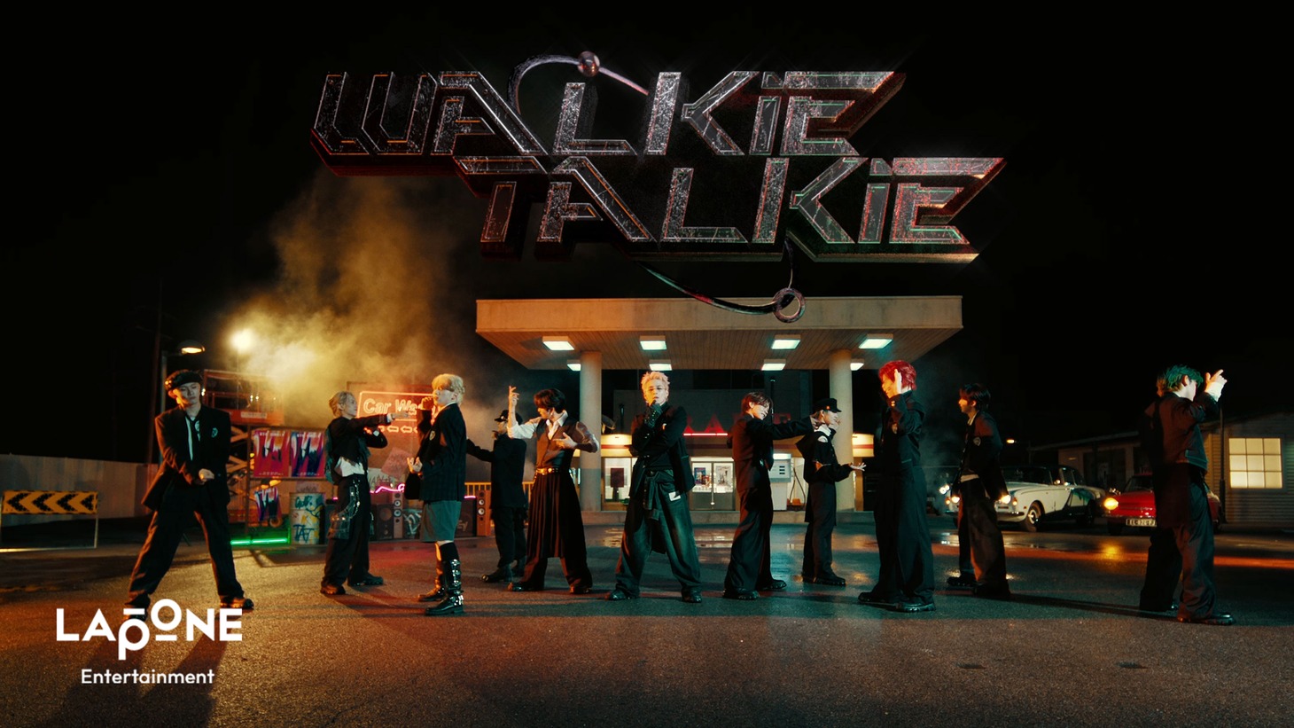 INI「Walkie Talkie」パフォーマンスビデオより。