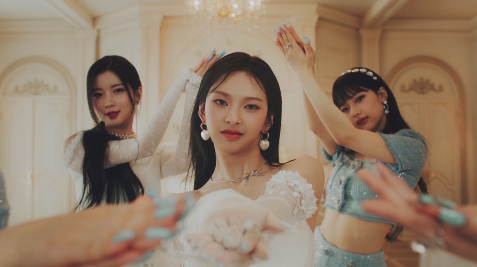BABYMONSTER「FOREVER」ミュージックビデオより。