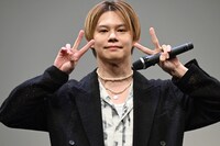 カメラに目線を送るカイ。