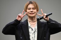 カメラに目線を送るカイ。イベント開始早々の行動だったため、MCの古家正亨に「自由なイベントになりそう」と不安がられる。