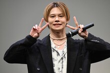 カメラに目線を送るカイ。イベント開始早々の行動だったため、MCの古家正亨に「自由なイベントになりそう」と不安がられる。