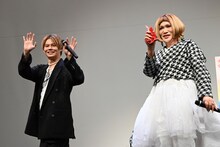 退場するカイ（超特急）とIKKO。