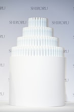 松村北斗が一部触れた「クリスタルホイップ」ボトル100本で作られたタワー。7月24日から30日まで東京・@cosme TOKYOに展示される。